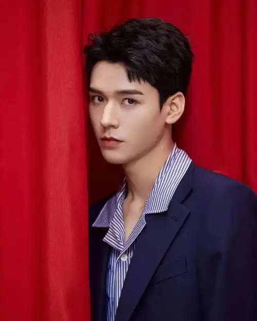 最近很火的男明星龚俊这款三七分侧背短发就很适合夏天,整体造型看