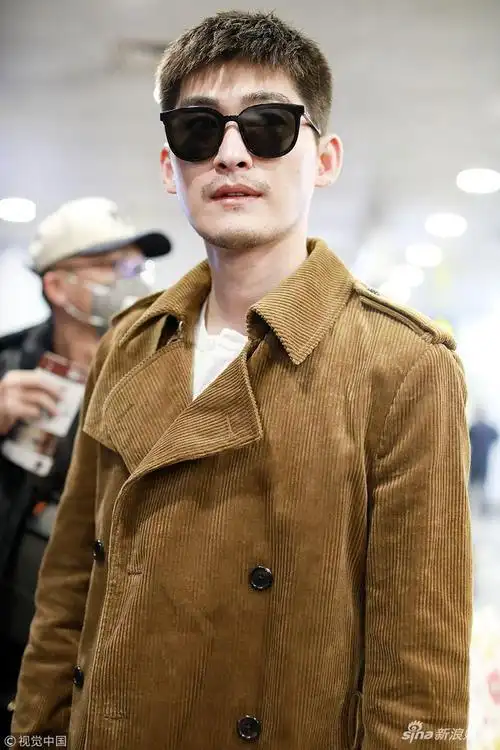 张翰留胡渣展熟男魅力 穿风衣墨镜遮面似特工酷感十足