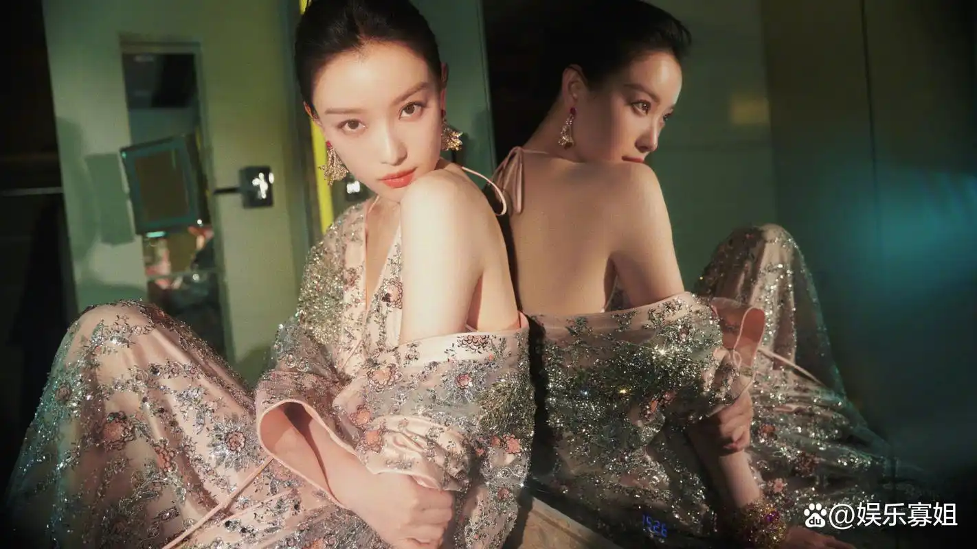 倪妮vogue盛典红毯造型,粉色立体花卉刺绣礼服,宛如娇艳的花神