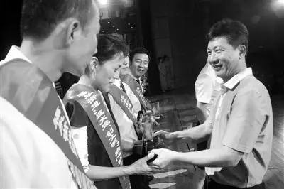 福永街道党工委书记,办事处主任廖少权为优秀劳务工颁奖.