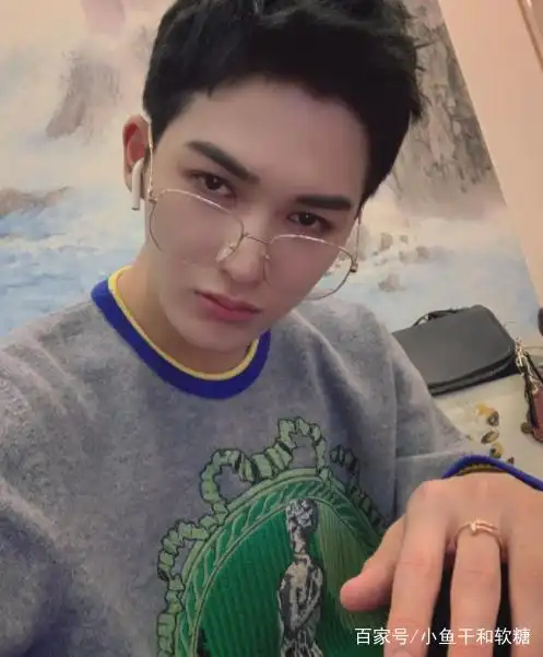 朱正廷戴眼镜的样子还挺帅的!怎么戴怎么美,不愧是"仙子".