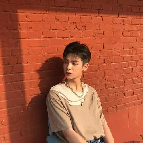 黑色短发的黄明昊,阳光大气,干净利落