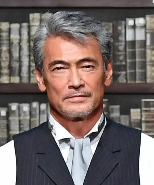 据日媒报道,日本男演员渡边裕之在家中上吊身亡,享年66岁……_高清