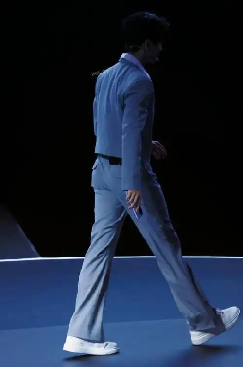 杨洋超话#荣耀100系列全球代言人杨洋#喜欢拍一些退场的背影同时期待