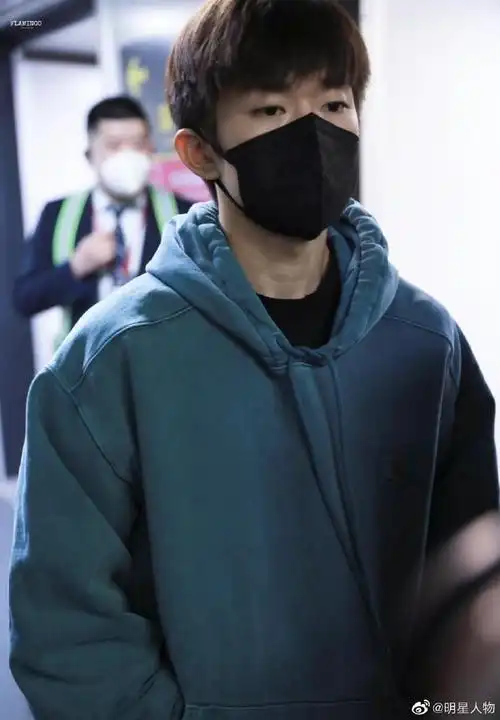 易烊千玺蓝色卫衣机场路透