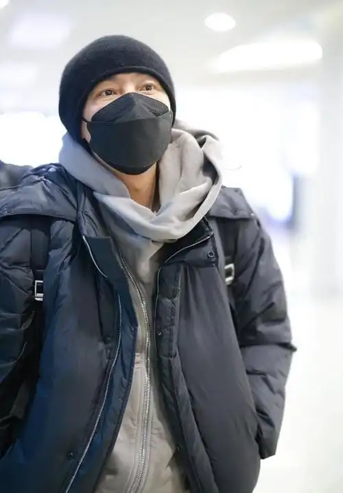 张卫健穿面包服似小巨人夹克里面套件卫衣这是有多怕冷