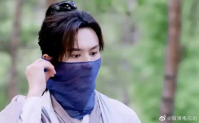 张哲瀚面纱造型#《山河令》今晚更新剧情中,周絮@张哲瀚疯子遮面出现