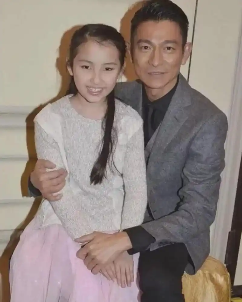 刘向蕙的眼睛和脸型非常像妈妈朱丽倩,耳朵则像天王爸爸刘德华,长得眉