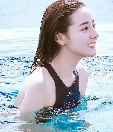 迪丽热巴"泳衣照"被疯传,看到水下的大长腿,网友:确定有98斤?