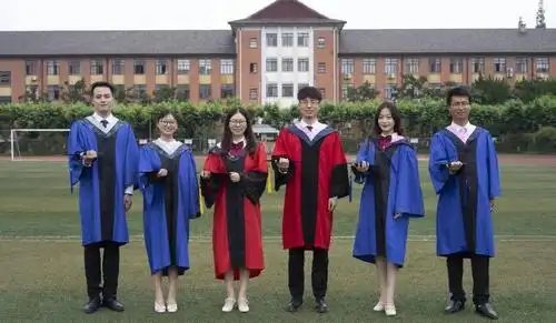 毕业季学位服的正确穿搭方式你get了吗