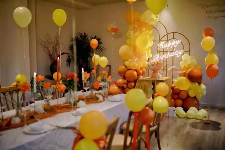 三十岁生日西餐厅橘色系气球