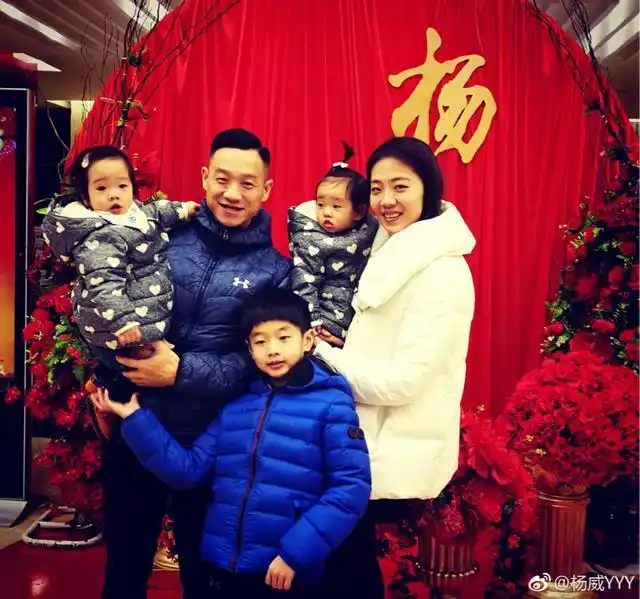 杨威全家福曝光杨阳洋一字马抢镜双胞胎女儿可爱图