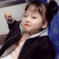 是小女孩权律二的一系列搞怪卖萌表情包,权律二小朋友已经火了很久了