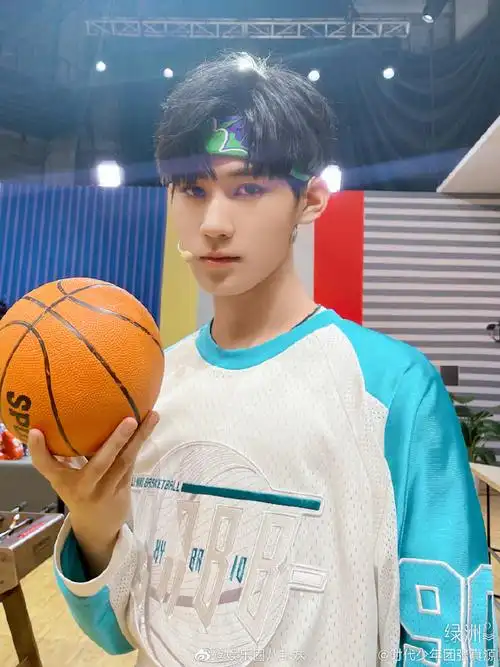 张真源晒篮球发带照##张真源 运动风造型