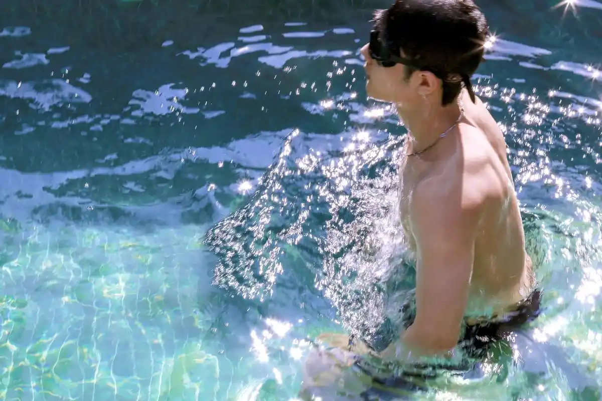 浅修一下,顶流这也太顶了#肖战 #肖战泳池湿发大片 #腹肌# - 抖音