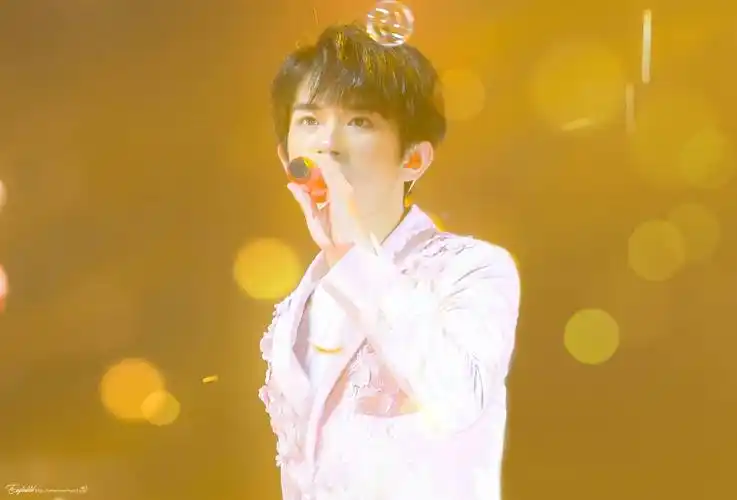 易烊千玺# 四周年 演唱会