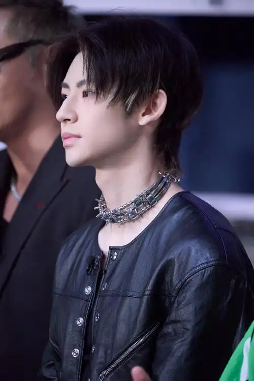 小鬼王琳凯超话#说唱梦工厂#参观开放日现场图掉落!