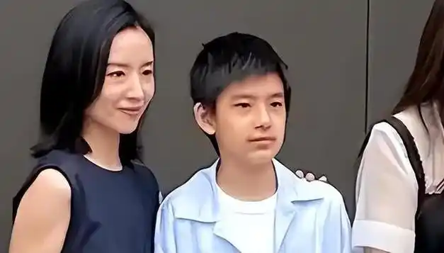 董洁停工陪儿子,14岁顶顶长相神似梁朝伟,10年时间父母终于破冰