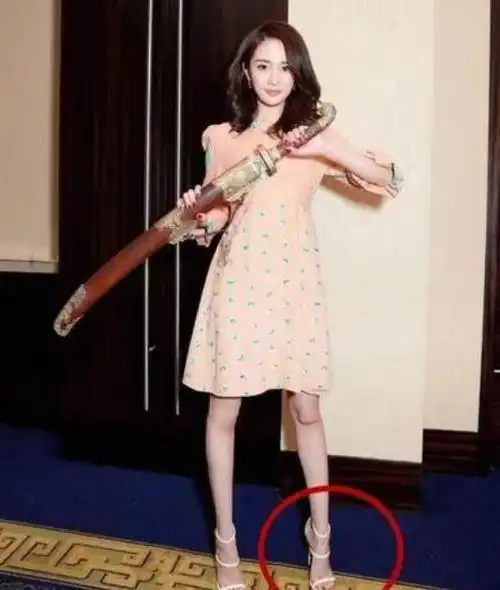 "瘦成竹竿,全身涂白,雌雄难辨"?娱乐圈的"病态审美"该停了