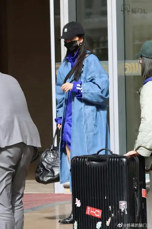 杨幂最新机场饭拍路透 蓝色牛仔大衣 棒球帽,休闲时尚的幂……|棒球帽