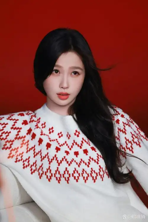 虞书欣品牌大片造型,白红拼接针织毛衣搭配大波浪卷发,这个妆容真的是