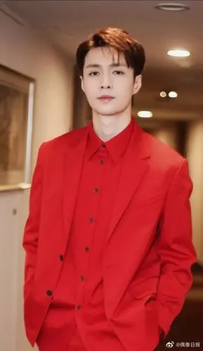 张艺兴枣红西装
