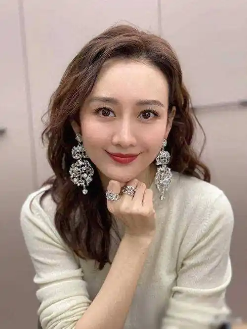 她的异性缘之好,似乎已成传说,就连主持界的才子撒贝宁也对她倾心不已