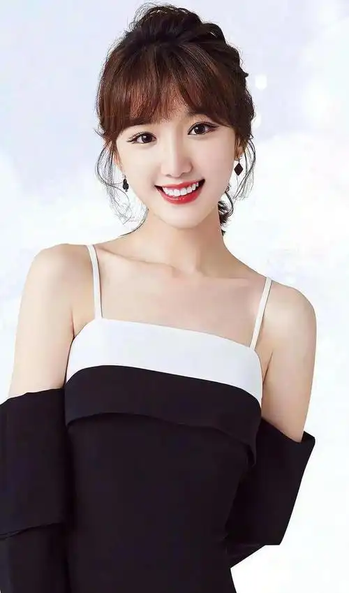 33岁毛晓彤甜美可人身材有型这个女神越来越有魅力了