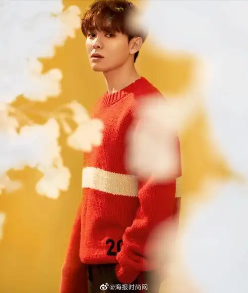 刚刚结束的假期你去踏青赏花了吗来看一组花美男尤长靖的写真吧