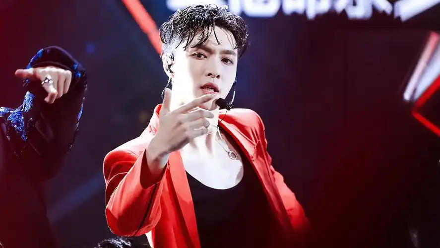 张艺兴开始"油"了?广告牌对着顾客迎面顶胯,女生看着太尴尬