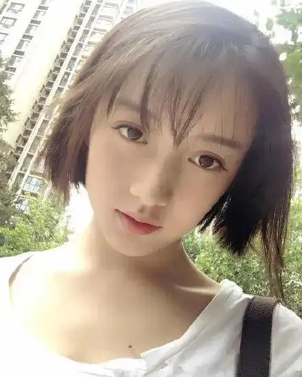 从小学舞,会弹古筝原名刘垚昕,云南姑娘,姜贞羽,要往前倒还得从她叫"