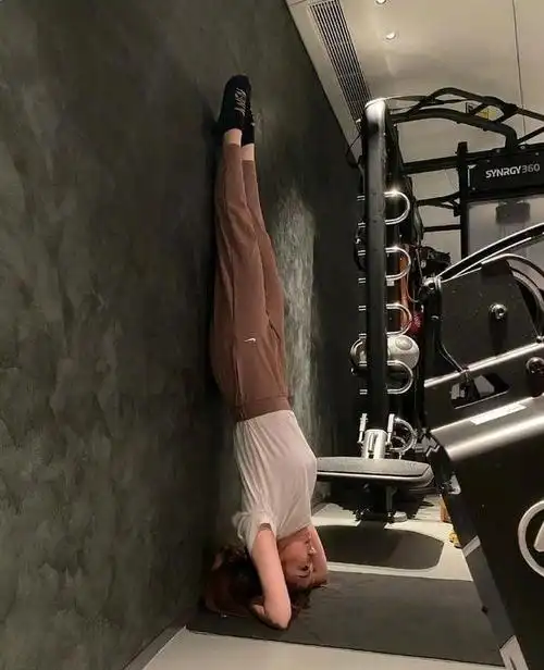 邓紫棋晒健身照瘦得只剩腹肌和男友劲舞做扩胸运动