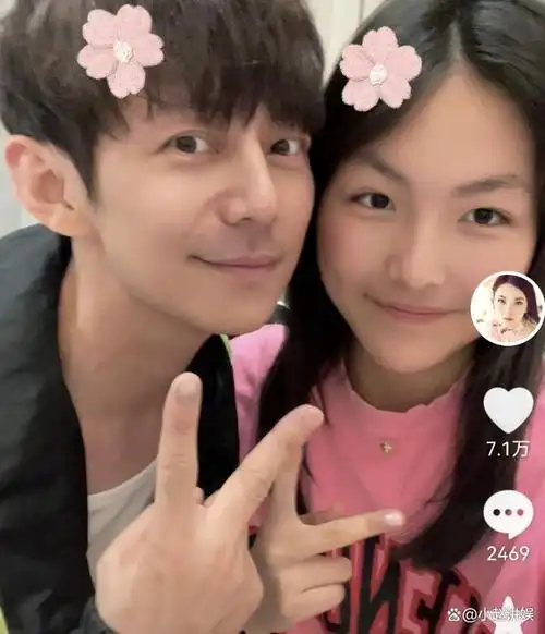 李湘与何炅的友情源远流长,不久前,她与女儿一同参加了一场盛大的聚会