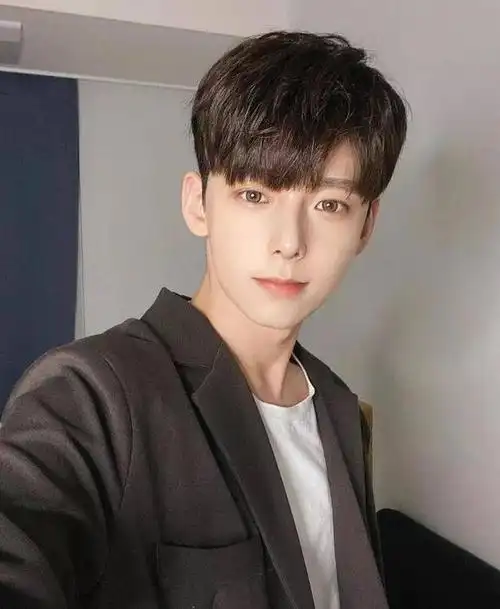 中分八字刘海男视频