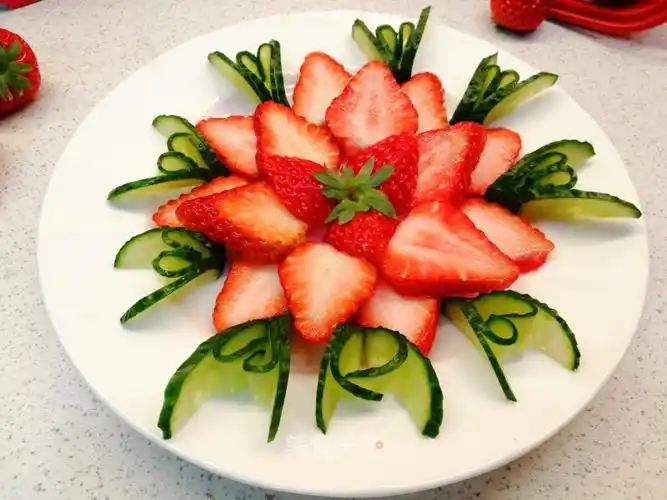 年夜饭新年菜十一草莓水果拼盘