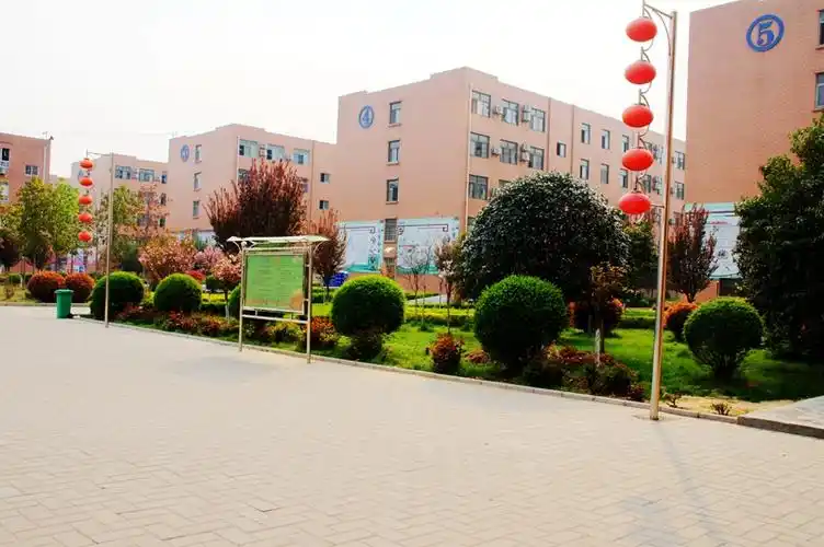 师生公寓楼群东侧风景不殊-校园风光-富平县蓝光中学