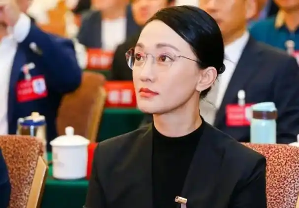 9月5日,周迅罕见的现身在了北京,这不禁让大家感到很好奇,因为她最近