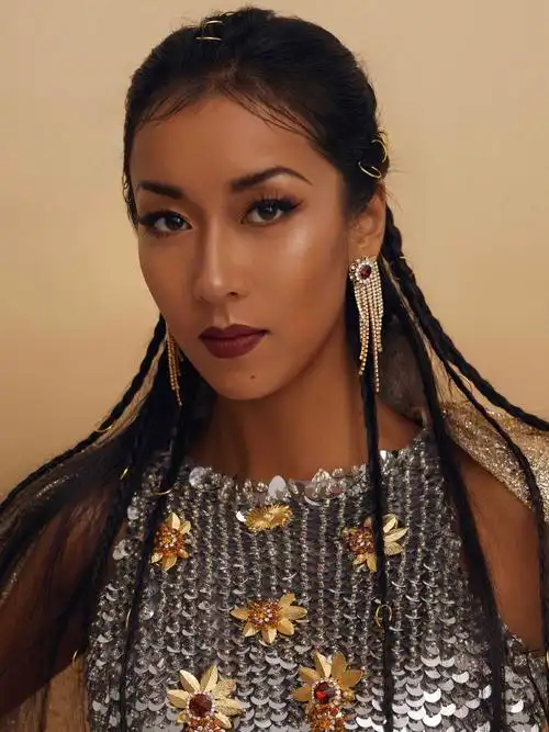 吉克隽逸镂空亮片裙酷飒写真图片19