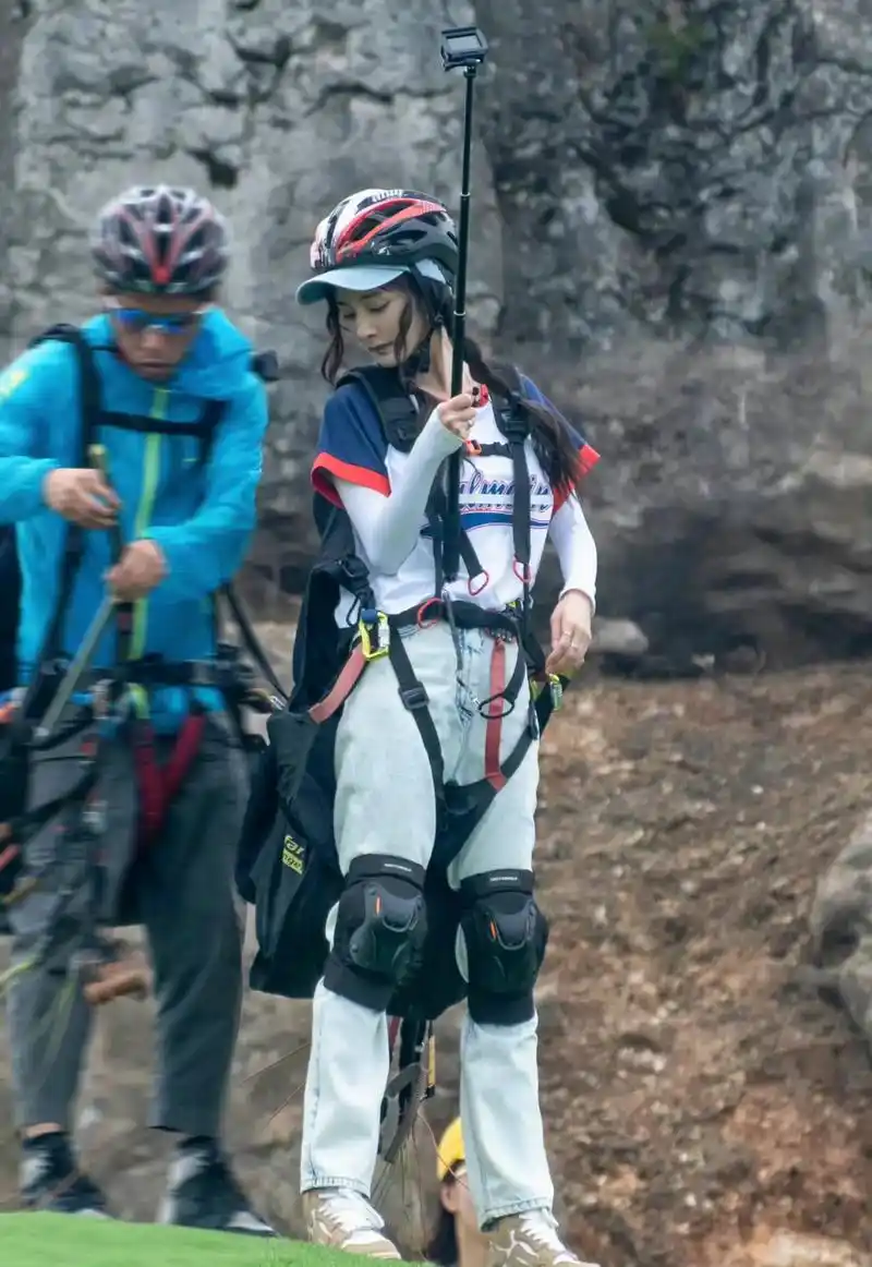 杨幂本周花儿与少年综艺造型解析