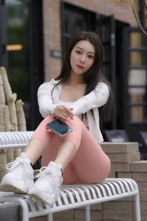 对身材好的美女来说,随便配条紧身裤就可以很惹眼_女孩_瑜伽_颜色