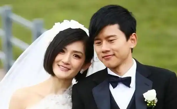 张杰谢娜带仨娃现身迪士尼十指紧扣如热恋情侣3个保姆很抢镜