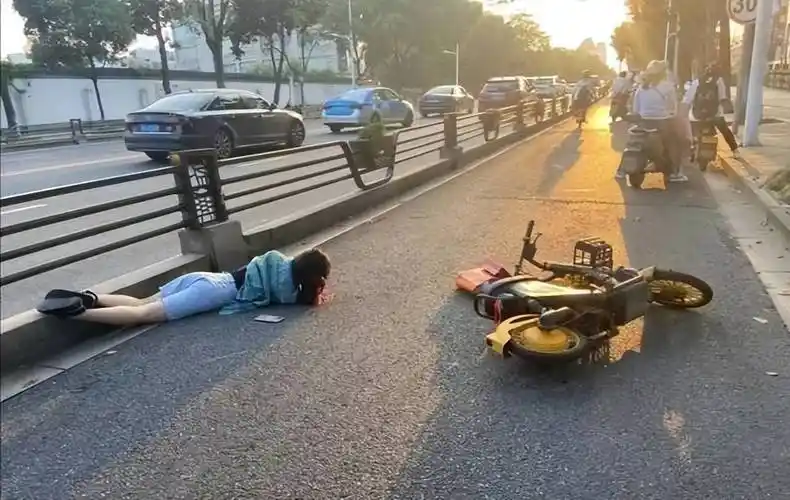 天津母亲骑电动车带两孩出事,小女孩被公交车碾压致死,谁之过?