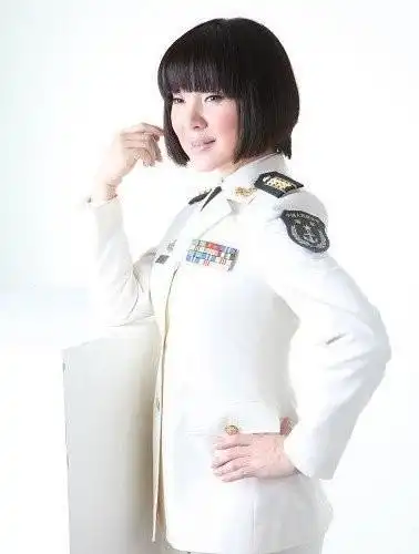 歌手陈红:大校军衔是个高起点 儿子已经9岁(组图)