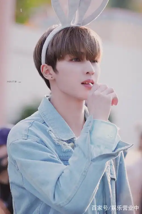 朱正廷戴兔耳朵发箍吃棒棒糖也太可爱了,双倍的可爱不要错过!