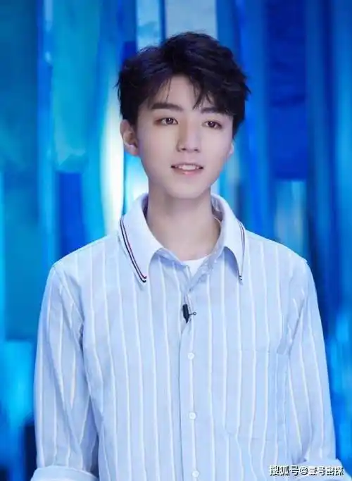 一场泼水游戏,玩嗨的胡歌,黑脸的王俊凯,让我看到了两者的差别