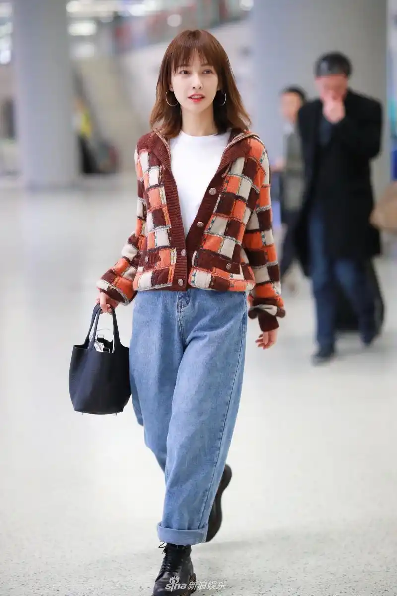 吴昕穿减龄装美出新高度 快走赶路不时撩刘海灵动俏皮