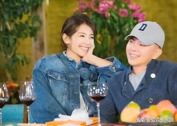 刘涛老公王珂携儿女逛街,15岁儿子浓颜超帅,网友:姐弟俩都好高