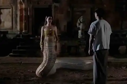 故事中,女主nakee 是一条白蛇女神,为了自己所爱的人,被以半人半蛇的