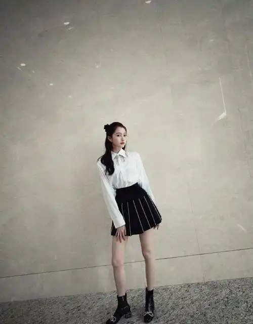 林妙可同框关晓彤!头发稀疏脑门大,关晓彤穿时髦粉卫衣白到发光