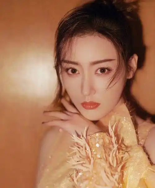 我们看看张天爱的这组写真,只见她身穿金黄色蝴蝶结短裙,在室内拍摄的